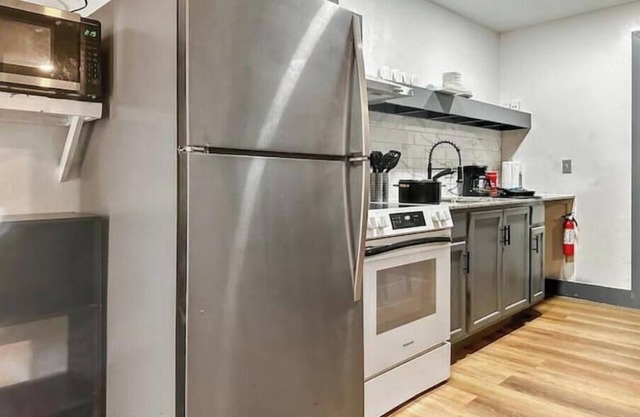 Charming Retreat home with Private Yard in Pryornn