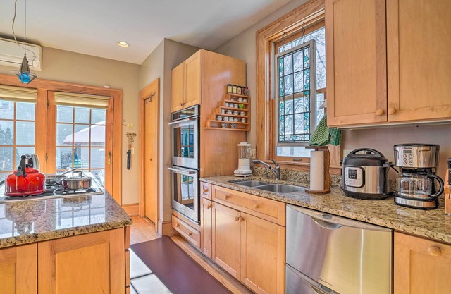 Charming Saint Paul Home w/Yard, Near Downtown!