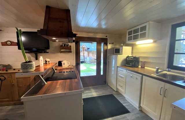 Charming Ski-In/Ski-Out Apartment near Avoriaz with Parking & Modern Amenities