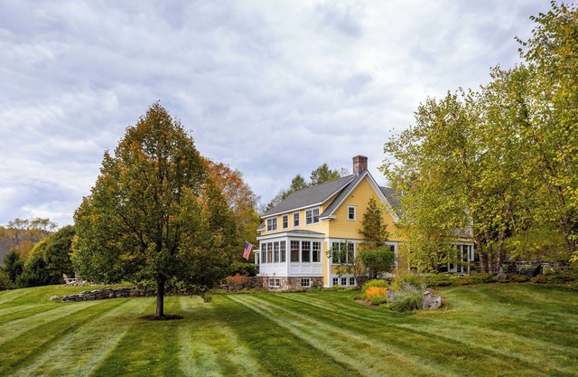 Charming ski retreat with plunge pool & endless views in peaceful Weston