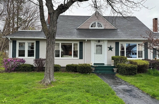 Charming, sprawling cape in Sunny Saco, Maine!