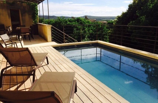 Charming stone house. 5 bedrooms. Swimming pool. Near Uzes and Pont du Gard