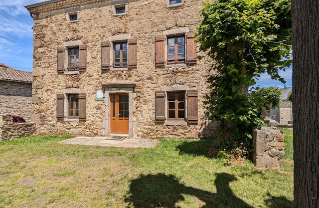 Charming Stone House with 3 Bedrooms Near Village Amenities and Scenic Attractions