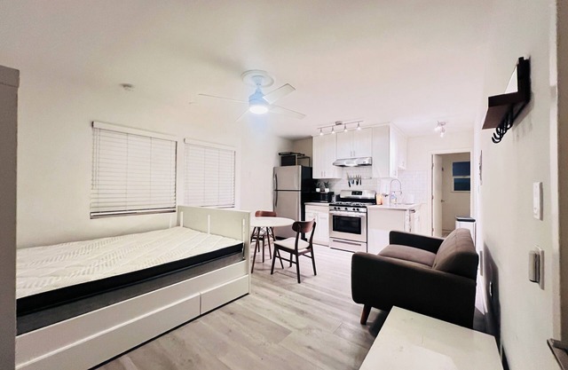 Charming studio apartment in Hollywood with WiFi