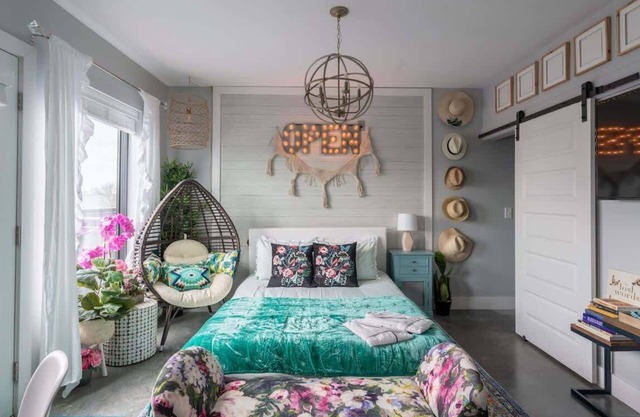 Charming Studio with Private Deck in Nashville