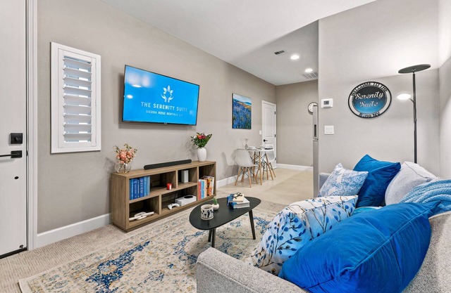 Charming Suite, Private Entrance, Parking, South Reno, Near Tahoe: Dual 50" TVs