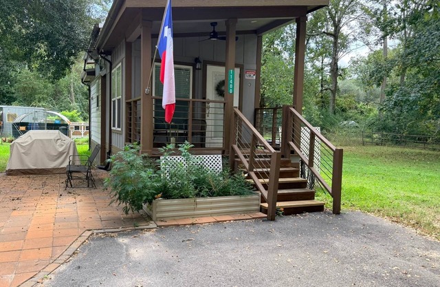 Charming Tiny Home in Conroe with huge patio +grill & lots of green space.
