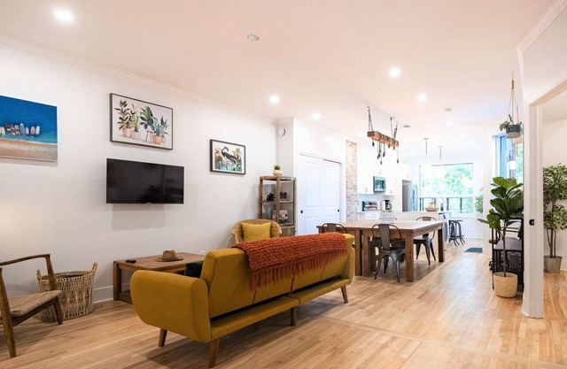 Charming Top Floor Pointe-Saint- Charles Apt
