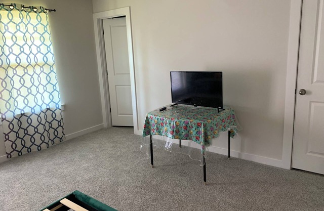 Charming townhome in lovely Hanahan with AC, WiFi. Renting one room. No kitchen