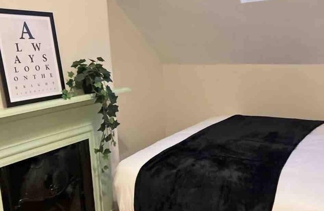 Charming Townhouse, Sleeps 8!