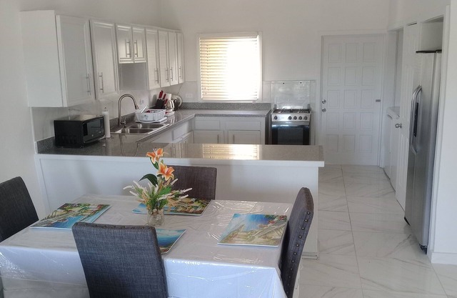 Charming unit 2 - 2 bedroom apartment in cool Rock Sound with AC