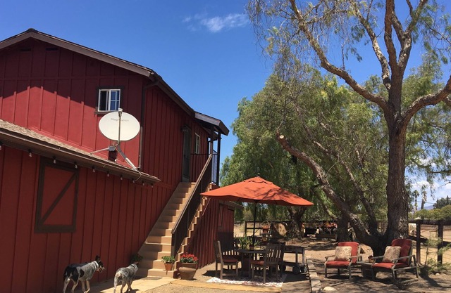 Charming upstairs Cottage located in the heart of the valley