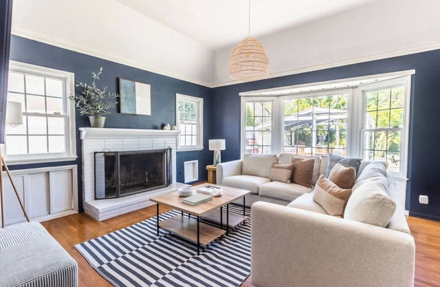 Charming Urban Cottage with Private Pool in West LA