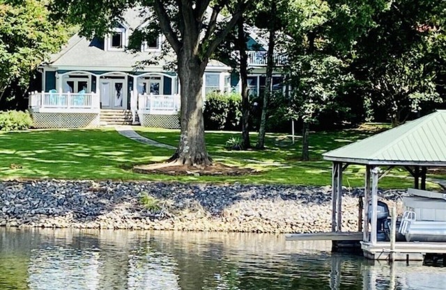 Charming Lakefront 3-bedroom house with private doc in Lake Norman of Catawba
