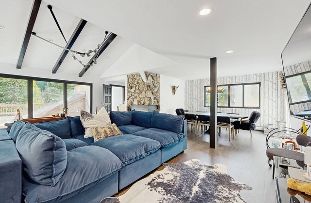 Charming Vail House with Cozy Fireplace, Jetted Tub & Scenic Mountain Views