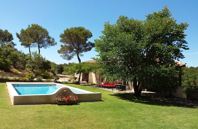 Charming villa in peace on 16000 m ² of ground with swimming pool