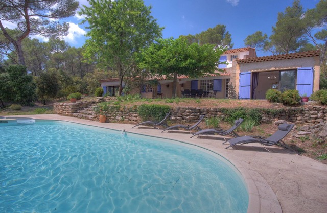 Charming villa with pool in Rognes