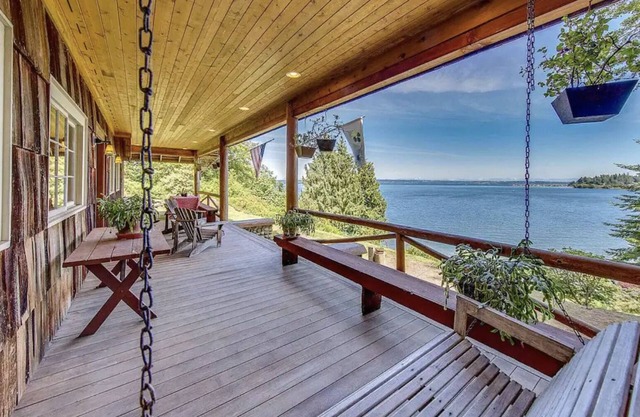 Charming Waterfront 4 Bedroom Cabin