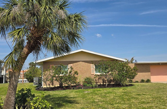 Charming Water Front 2-Bedroom Home in quaint Palmetto FL.