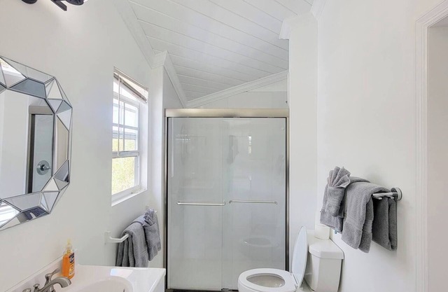 Charming Waterfront cottage in peaceful with WiFi, AC