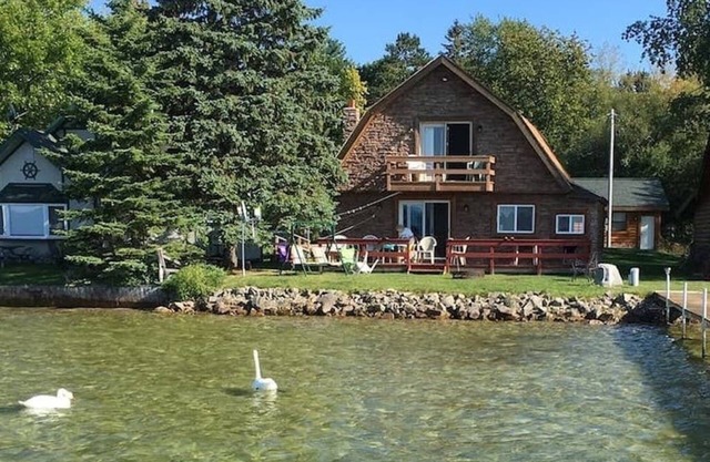 Charming Waterfront Cottage on Mullett Lake