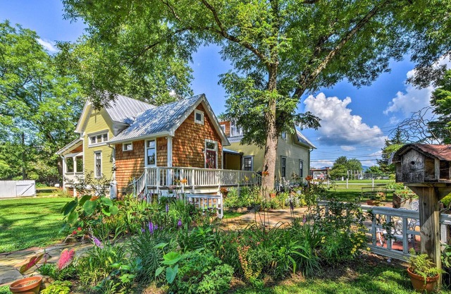 Charming 'Yellow Bird' Historic Cleveland Cottage