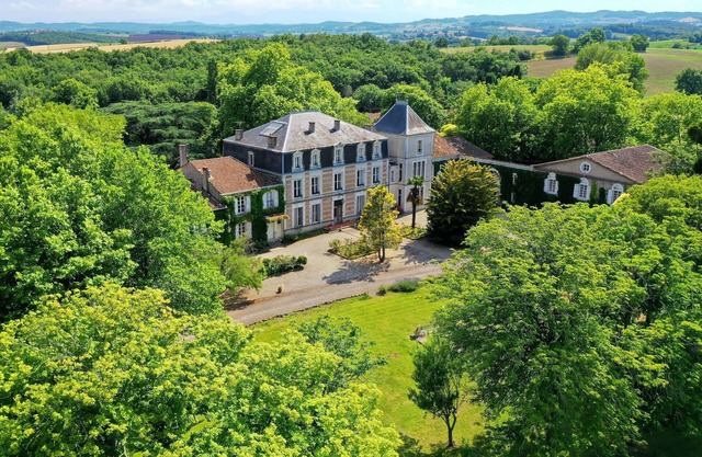 Château Saint-Joseph: large self-catering cottage in the heart of nature with swimming pool