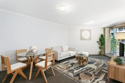 Chatswood charm - Convenience meets poolside views - HELP7