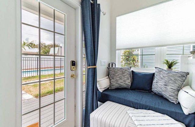 Cheerful 1 bedroom tiny house with pool "Sandy"