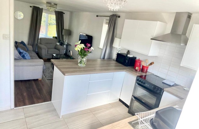 Cheerful 2-bedroom home with free parking