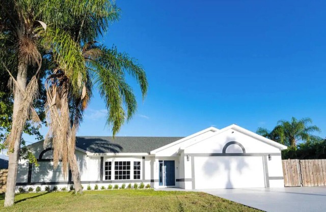 Cheerful 3-bedroom villa with heater pool.