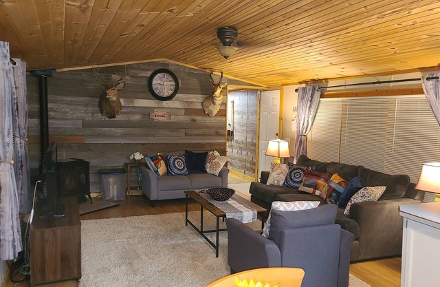 Cheerful 3-bedroom home with lots of outdoor space