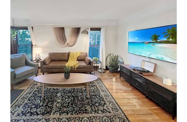 Cheerful 3 bedroom with fenced yard and parking!