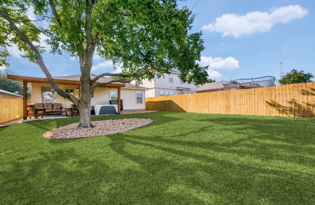 Cheerful 3 bedroom with hot tub - next to Sea World, near Lackland AFB.