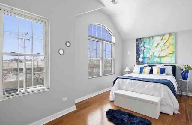Cheerful 4 bedroom smart home w/indoor fireplace