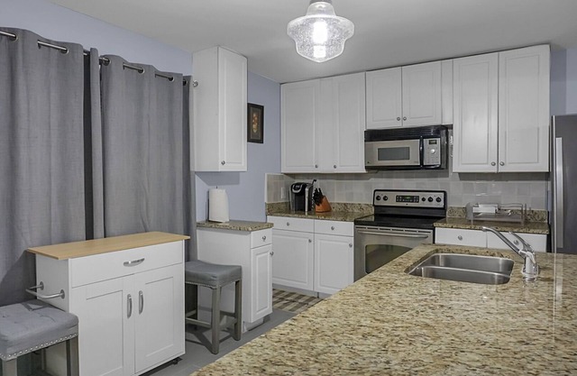 Cheerful 4 bedroom house with back porch