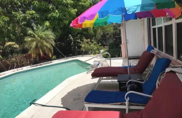 Cheerful and cozy 1 bedroom efficiency. Private