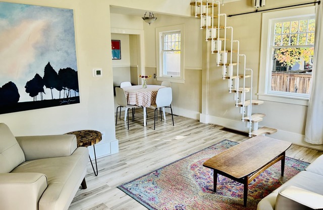 Cheerful & Clean Bungalow! Fabulous Location!