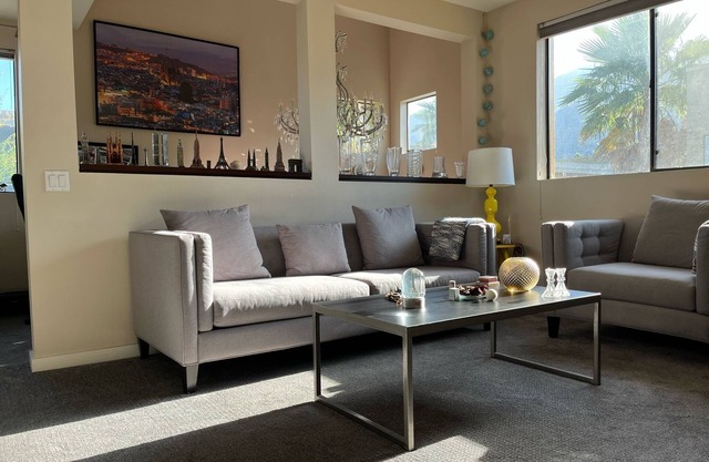 Cheerful condo, graceful complex, useful location: 2BR, patio, mountain views