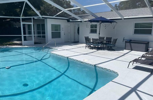 Cheerful & Elegant 4-Bedroom House in Clearwater