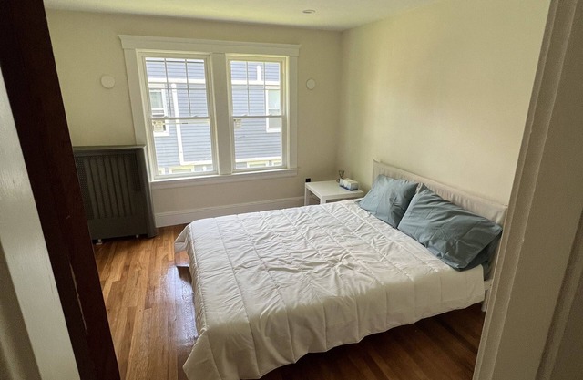 Cheerful entire house with 3 bedrooms and work area.