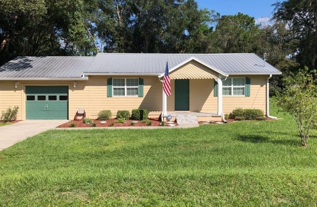 Cheerful family home in the Dunnellon countryside.