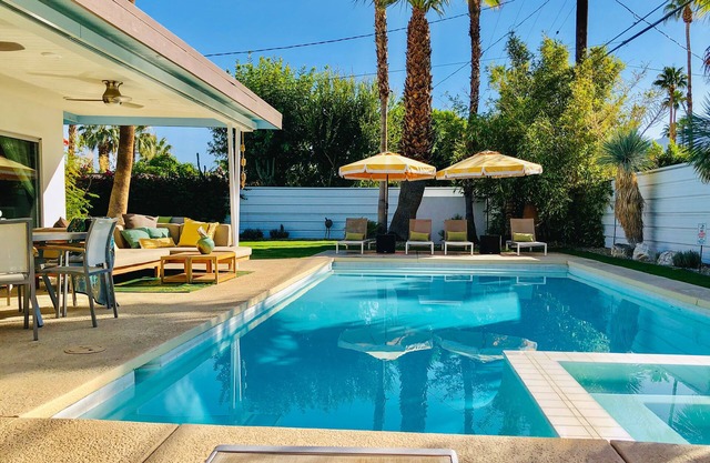 Cheerful mid-century home w/private pool, spa, firepit & mountain views
