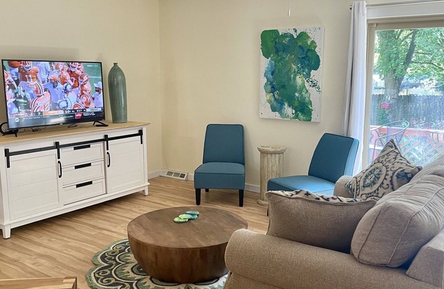 Cheerful mid-town home close to Bass Pro, shopping and local eateries.