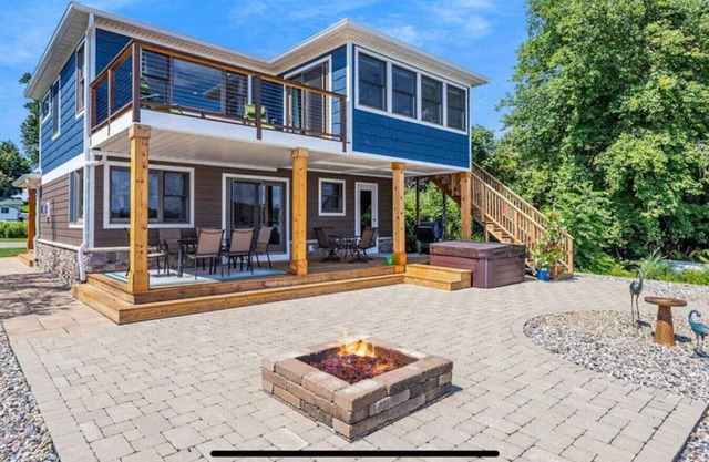 Cheerful Sister Lakes 4 BDR Lake Hse w/Hot tub.