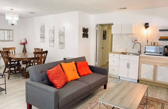 Cheerful, three bedrooms, centrally-located place near hospital, St Simons