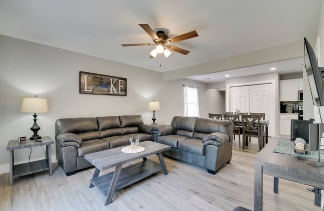 Cheerful Townhouse - Walk to Table Rock Lake!