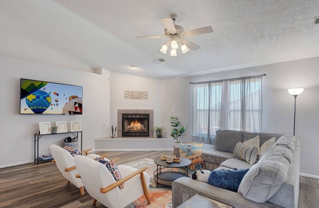 Cheerful Vibrant 3BR - 3TV - Fire pit - Games - Artistic - Fun