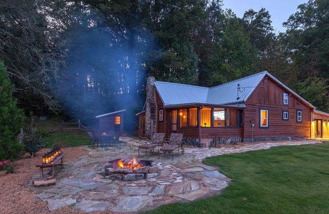 Cherokee Sunrise~Rustic Modern Farmhouse~Large Pond to Fish~Outdoor Living Area