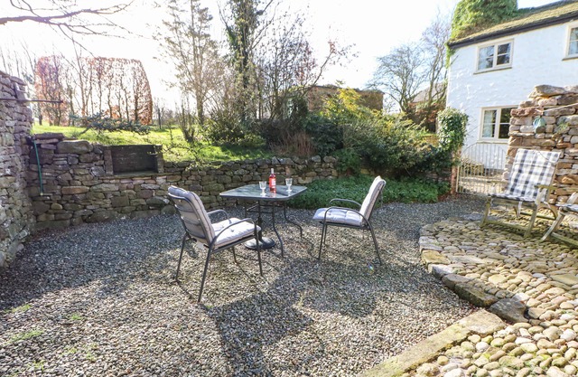 CHERRY TREE COTTAGE, pet friendly, with a garden in Soulby